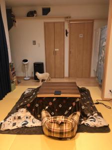 a living room with a table on the floor at Guesthouse Gifu SUAI in Gifu