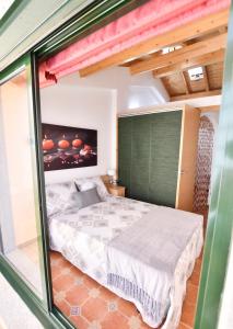 1 dormitorio con cama y ventana grande en Casa da Ponte, en Monforte de Lemos