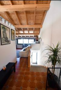 sala de estar con techo de madera en Casa da Ponte, en Monforte de Lemos