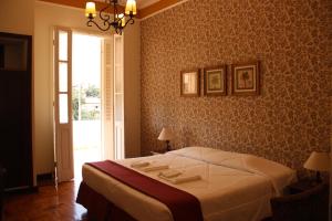 a bedroom with a bed in a room with a window at Avenida Charme Hotel in Águas de São Pedro