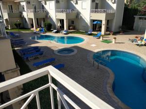 una vista aérea de una piscina en un hotel en Kalamaki Court Villas Unit9 en Kalamaki