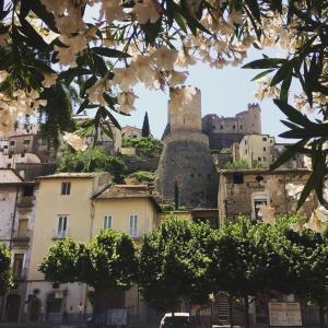 um castelo no topo de uma cidade com edifícios em Universal Apartments Itri em Itri