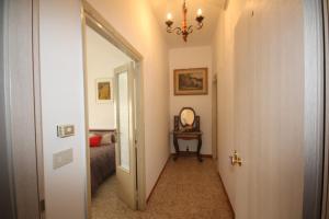 einen Flur mit einer Tür, die zu einem Zimmer mit einem Spiegel führt in der Unterkunft Universal Apartments Itri in Itri