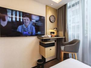 Paco Hotel BeiJing Road Metro Guangzhou-Free Shuttle Bus For Canton Fair的电视和/或娱乐中心