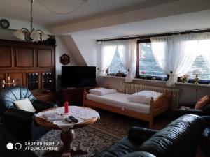 ein Wohnzimmer mit einem Sofa und einem Tisch in der Unterkunft Ferienwohnung in Bohndorf