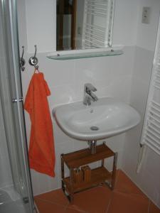Ett badrum på Drevenica pod smrekom
