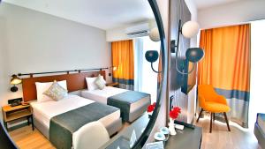 Säng eller sängar i ett rum på Ramira Joy Hotel