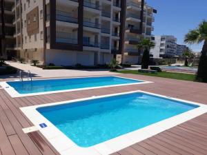 una piscina frente a un edificio en Beach Front Luxury Living Apartment, en Hammam Sousse