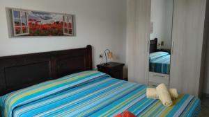 een slaapkamer met een bed en een spiegel bij Sa Pira in Budoni