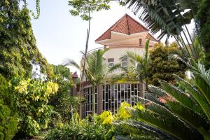 Imperial Heights Hotel, Entebbe tesisinin dışında bir bahçe