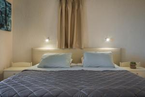 
A bed or beds in a room at Panorama Fanari Studios and Apartments
