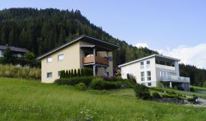 una casa al lado de una colina con una montaña en Apartments Grebenec en Sankt Blasen