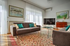 TV a/nebo společenská místnost v ubytování Apartments Siparis with Pool