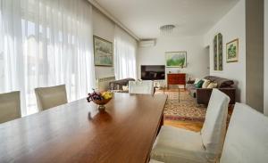 TV a/nebo společenská místnost v ubytování Apartments Siparis with Pool