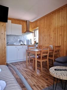 una cucina e una sala da pranzo con tavolo e sedie di Ustup 25 a Zakopane