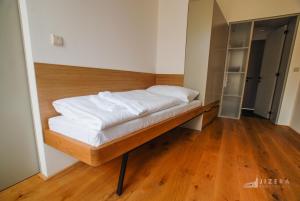 Een bed of bedden in een kamer bij Jizera Apartments Soukenna