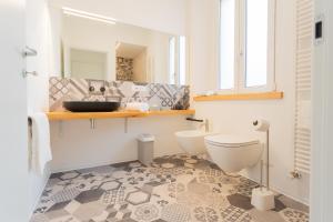 Koupelna v ubytování Colazione da Tiffany with private parking - Lake Como by Rent All Como