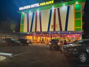 馬老奇的住宿－Halogen Hotel Merauke，夜间在停车场停车的酒店
