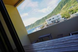 Vom Balkon eines Hauses genießen Sie Meerblick. in der Unterkunft Two Fish Homestay in Lanyu