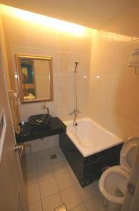 een badkamer met een bad en een toilet bij Xiu Feng in Kenting