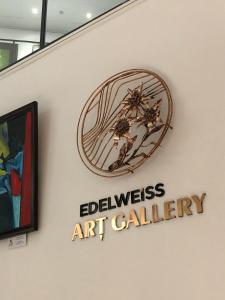 Edelweiss Art Hotel في أولان باتور: علامة على جدار مع معرض الفن ايدجوود