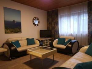 Ein Sitzbereich in der Unterkunft Ferienwohnung Brenderweg