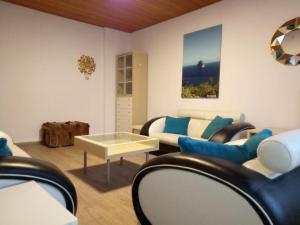 Ein Sitzbereich in der Unterkunft Ferienwohnung Brenderweg