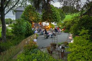 een groep mensen die aan tafel zitten in een tuin bij Die Sperre in Winterberg