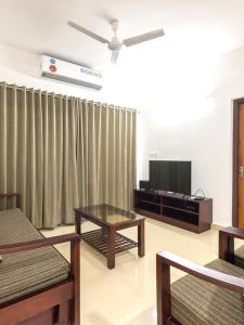 Televízia a/alebo spoločenská miestnosť v ubytovaní Aashirwad Serviced Residences
