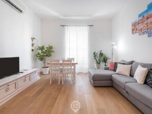 salon z kanapą i stołem w obiekcie La Finestra sul Corso w Cagliari