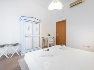 biała sypialnia z dużym łóżkiem i oknem w obiekcie La Finestra sul Corso w Cagliari +20 zdjęć