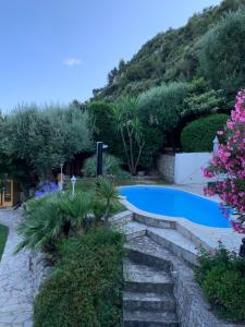 ラ・テュルビーにあるMonte Carlo View and Spaの花と木が植わる庭園内のスイミングプール