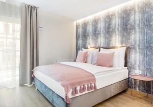 Postel nebo postele na pokoji v ubytování InPoint Apartments G11 near Old Town & Kazimierz District & Parking Option