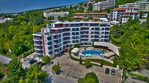 uma vista aérea de um grande edifício com piscina em Royal Cove ApartHotel - Self-catering em Kavarna