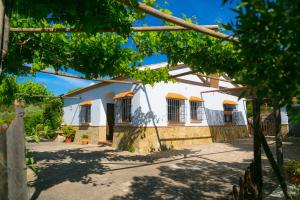 an outside view of the house at Casa Rural La Parada in La Joya