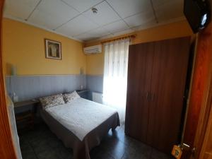 A bed or beds in a room at Hostal Alba