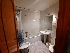 A bathroom at Hostal Alba