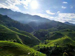 vue de montagne sur une vallée aux champs en terrasses verdoyants dans l'établissement Mù Cang Chải Dream House, à Lao San Chay