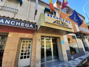 um restaurante com uma placa na lateral de um edifício em Hostal Alba em Albacete