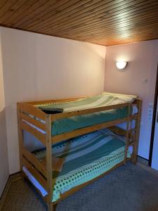 Łóżko lub łóżka piętrowe w pokoju w obiekcie Doume's Lodge