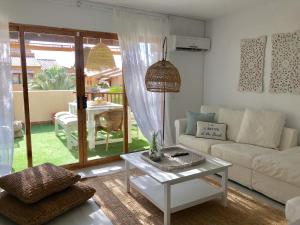 een woonkamer met een witte bank en een tafel bij Ático en Playa Altea - Puerto de Campomanes in Altea