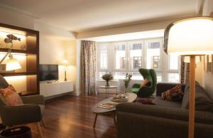 a living room with a couch and a table at Aletxo's Home in San Sebastián