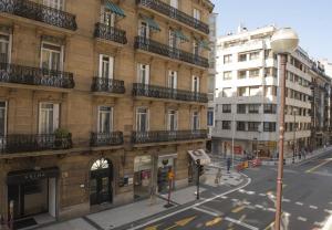 Blick auf eine Stadtstraße mit einem Gebäude in der Unterkunft Aletxo's Home in San Sebastián