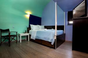 1 dormitorio con 1 cama, 1 mesa y 1 silla en Villa Menelaos Penthouse, en Mókhlos