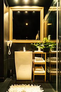 W łazience znajduje się umywalka i lustro. w obiekcie Spa Love Apartament Sauna Jacuzzi ROMANTYCZNY APARTAMENT DLA PARY Z PRYWATNYM SPA w Zielonej Górze