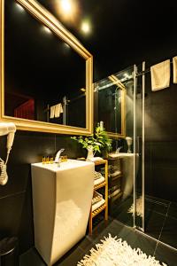 W łazience znajduje się umywalka i prysznic. w obiekcie Spa Love Apartament Sauna Jacuzzi ROMANTYCZNY APARTAMENT DLA PARY Z PRYWATNYM SPA w Zielonej Górze