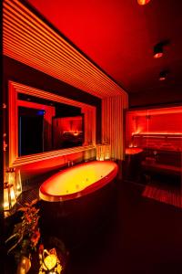 łazienka z wanną z lustrem i fortepianem w obiekcie Spa Love Apartament Sauna Jacuzzi ROMANTYCZNY APARTAMENT DLA PARY Z PRYWATNYM SPA w Zielonej Górze