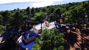 una vista sul soffitto di una casa su una collina alberata di Adria village Baško polje a Baška Voda