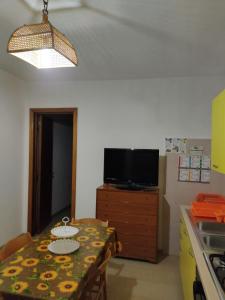 Телевизор и/или развлекательный центр в Casa Vacanza Villa Teresa - Appartamento Girasole