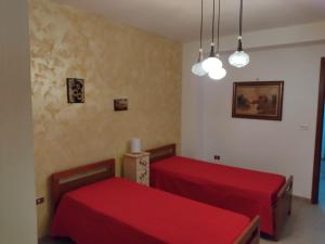 Кровать или кровати в номере Casa Vacanza Villa Teresa - Appartamento Girasole